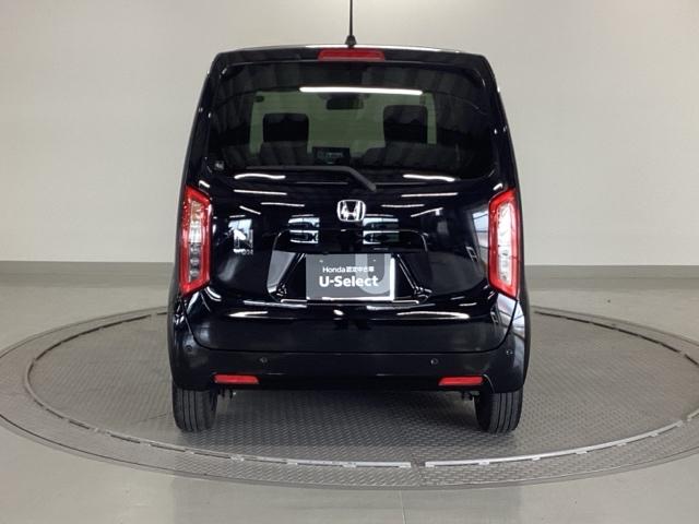 雨の日の跳ね上げで、リアガラスの視認性が悪くなるハッチバックタイプには、便利なリアワイパーが付いています。