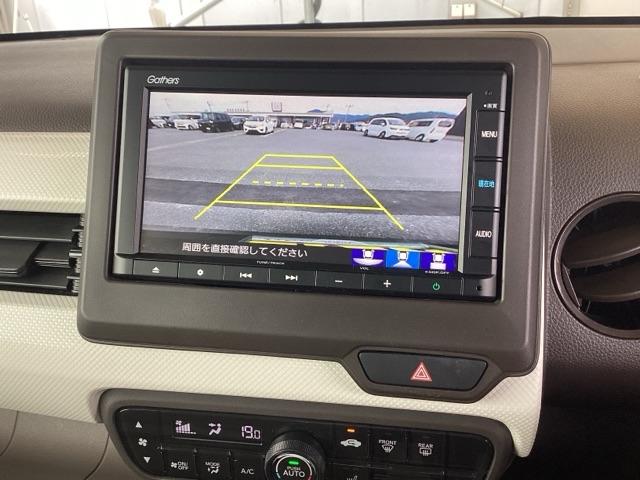 ガイド線表示機能付きのバックカメラで、バックでの車庫入れも安心です。