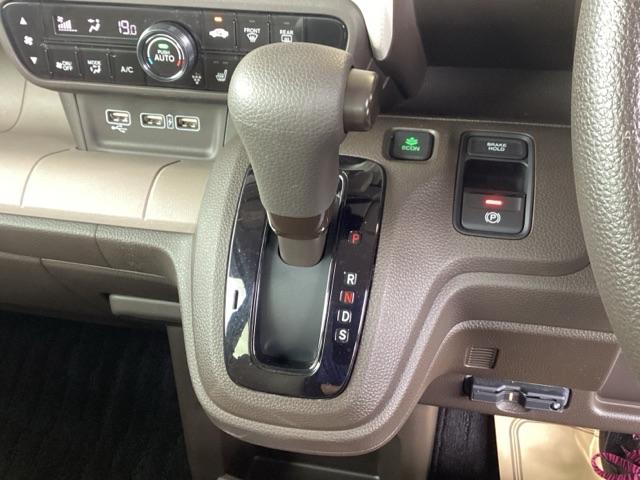 シフトはインパネシフト、パーキングブレーキは電子制御となっています。