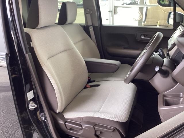 フロントは助手席と繋がったベンチシートです。運転席は、高さを調整できるハイトアジャスター付きです。