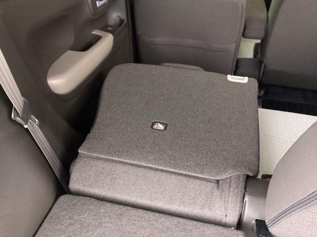 リアシートは簡単に倒すことができるので、ラゲッジルームも広がります。