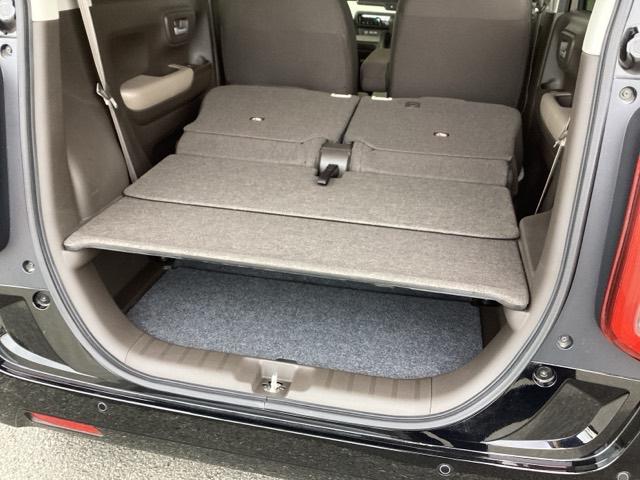 リアシートは簡単に倒すことができるので、ラゲッジルームも広がります。