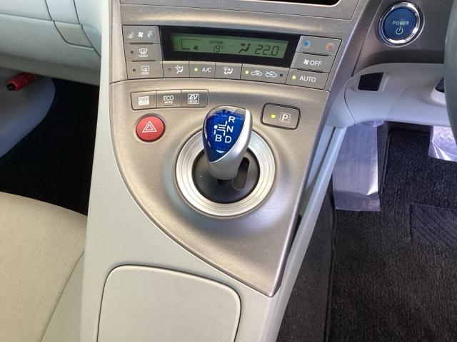プリウス Ｇ　純正ＨＤＤナビ　リアカメラ　ＥＴＣ　Ａストップ　Ｒカメラ　スマ－トキ－　パワーステアリング　エアバック　ナビ＆ＴＶ　電動パワーシート　サイドエアバック　ＡＡＣ　整備記録簿　クルコン　イモビライザー（13枚目）