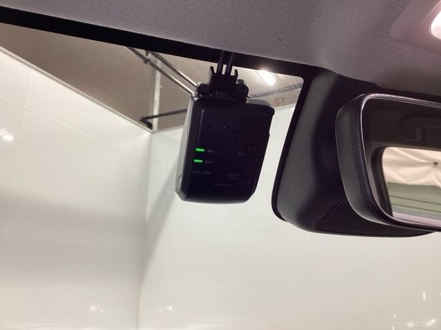 ヴェゼル ｅ：ＨＥＶＺ　メモリーナビ　ドラレコ　リアカメラ　ＥＴＣ　衝突回避支援ブレーキ機能　スマキ　Ｐトランク　フルオートエアコン　Ｄレコ　エアバッグ　両席エアバック　Ｒカメ　パワーウィンドウ　ＬＥＤランプ　ソナー　ＵＳＢ（13枚目）