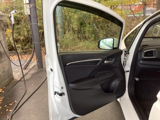 フィット １３Ｇ・Ｌパッケージ　ナビ　フルセグ　リアカメラ　盗難警報装置　Ｂカメ　Ｓキー　フルオートエアコン　リモコンキー　横滑り防止機能　エアバック　アイスト　ＥＴＣ付き　パワーウィンド　Ｗエアバッグ　ＬＥＤヘッドランプ　ＡＢＳ（36枚目）