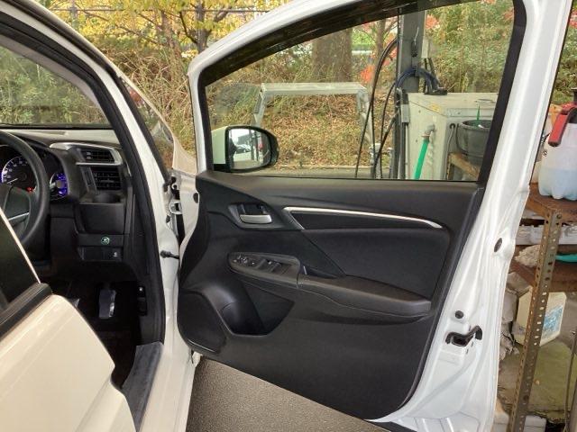 フィット １３Ｇ・Ｌパッケージ　ナビ　フルセグ　リアカメラ　盗難警報装置　Ｂカメ　Ｓキー　フルオートエアコン　リモコンキー　横滑り防止機能　エアバック　アイスト　ＥＴＣ付き　パワーウィンド　Ｗエアバッグ　ＬＥＤヘッドランプ　ＡＢＳ（48枚目）