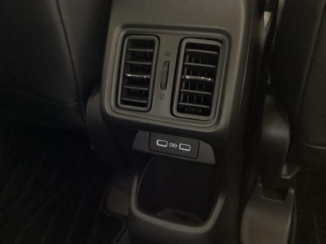 ヴェゼル ｅ：ＨＥＶＺ　ＨｏｎｄａＣＯＮＮＥＣＴディスプレイ　衝突回避支援ブレーキ機能　スマキ　Ｐトランク　フルオートエアコン　エアバッグ　両席エアバック　Ｒカメ　パワーウィンドウ　ＬＥＤランプ　ソナー　クルーズＣ　ＵＳＢ（34枚目）