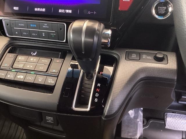 ステップワゴンスパーダ スパーダホンダセンシング　純正ナビ　フルセグ　リアカメラ　盗難防止　助手席エアバッグ　Ｗパワスラ　地デジ　ＬＥＤライト　横滑り防止システム　オートエアコン　ドライブレコーダー装着車　ＵＳＢ　ナビ＆ＴＶ　三列シート　ＥＴＣ付（13枚目）