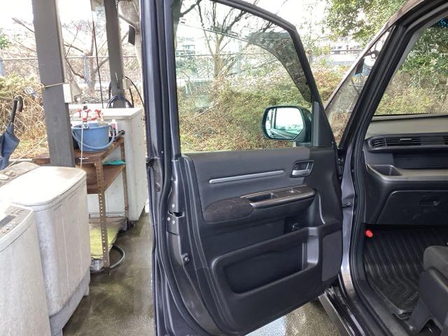 ステップワゴンスパーダ スパーダホンダセンシング　純正ナビ　フルセグ　リアカメラ　盗難防止　助手席エアバッグ　Ｗパワスラ　地デジ　ＬＥＤライト　横滑り防止システム　オートエアコン　ドライブレコーダー装着車　ＵＳＢ　ナビ＆ＴＶ　三列シート　ＥＴＣ付（38枚目）