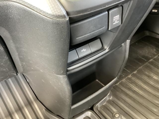 ステップワゴンスパーダ スパーダホンダセンシング　純正ナビ　フルセグ　リアカメラ　盗難防止　助手席エアバッグ　Ｗパワスラ　地デジ　ＬＥＤライト　横滑り防止システム　オートエアコン　ドライブレコーダー装着車　ＵＳＢ　ナビ＆ＴＶ　三列シート　ＥＴＣ付（43枚目）