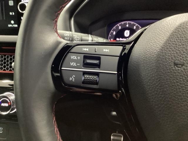 �X�e�A�����O���葤�̓I�[�f�B�I�֘A�̑���X�C�b�`�ł��B��������炷���ƂȂ��^�]�ɏW���ł��܂�