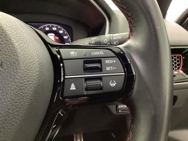 �X�e�A�����O�E�葤�Ɉ��S�^�]�x���@�\�̃z���_�Z���V���O���R���g���[������X�C�b�`�A���葤�ɃI�[�f�B�I�֘A�̃R���g���[���X�C�b�`��z�u�A��������炷���ƂȂ��^�]�ɏW���ł��܂�