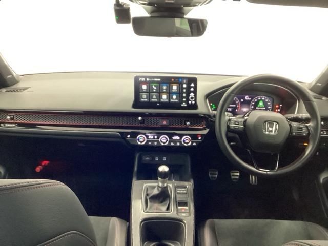 �h���C�o�[�𒆐S�Ɏ��R�Ɏ肪�͂��ʒu�ɂl�s�V�t�g���o�[��G�A�R���A�l�X�ȑ���X�C�b�`�Ȃǂ�z�u�A���쐫�ɗD��Ă��܂�