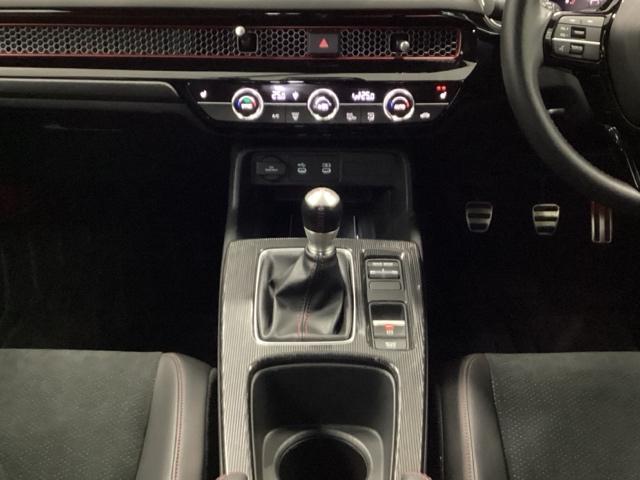 �p�[�L���O�u���[�L�̓X�}�[�g�ȓd�q���䎮�ƍ��킹�ďa�؎����Ƀu���[�L�y�_�����瑫�𗣂��Ă���ԏ�Ԃ�ێ����Ă����I�[�g�u���[�L�z�[���h�@�\�ŉ^�]���y�ɂȂ�܂��B�X�^�[�g�̓A�N�Z���y�_���𓥂ނ���