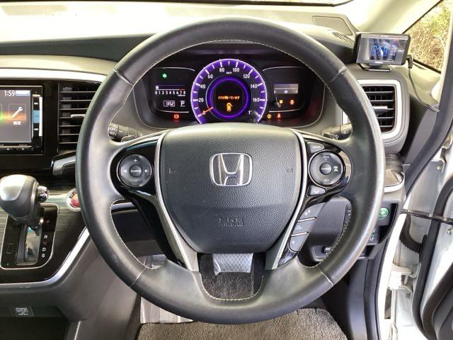 �{�v�n���h���̌��ɂ͂V���p�h���V�t�g������܂��B�w��ő��鎖�ŁA�}�j���A���Ԋ��o�̃V�t�g�`�F���W���y���߂܂��B�܂��A�E�ɃN���[�Y�R���g���[���A���ɃI�[�f�B�I�����R���X�C�b�`������܂��B