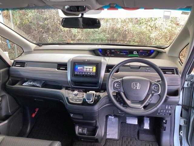 �܂Ԃ��������������炰��A�F�̃n�[�t�V�F�C�h�t�����g�E�B���h�E�����Ă��܂��B�܂��A�v���Y�}�N���X�^�[�Z�p���ڃt���I�[�g�G�A�R���ŉ��K�ł��B