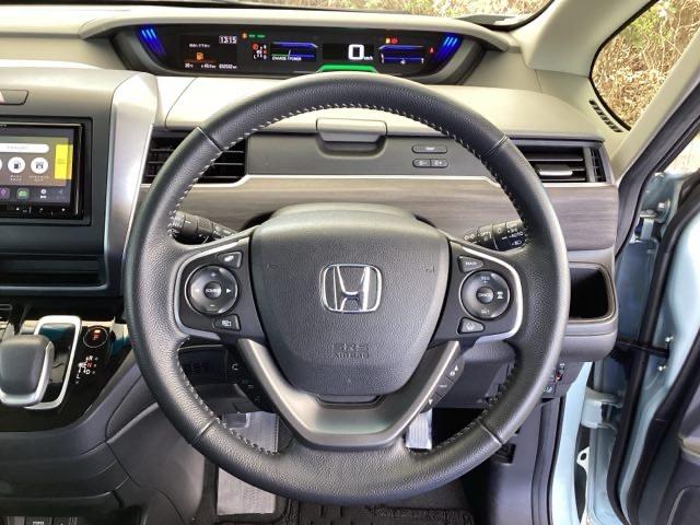 �{�v�n���h���̉E���ɂ���{�^���������N���[�Y�R���g���[���ł��B�A�N�Z���y�_���𓥂܂��ɐݒ葬�x���L�[�v�B�������H�ł̃h���C�u�����N�ɁB�܂��A���ɃI�[�f�B�I�����R���X�C�b�`������܂��B