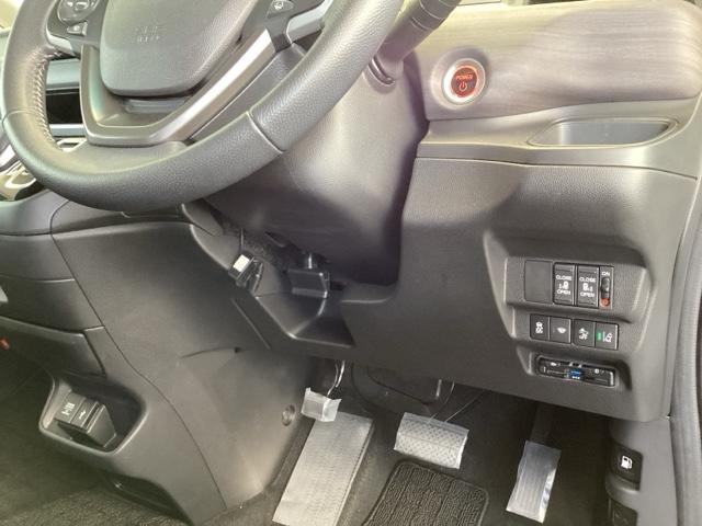 �����ŕ֗��Ȃd�s�b������A�֗��ȃp���[�X���C�h�h�A��A�������h���u�r�`�Ȃǂ̃X�C�b�`�́A�^�]�Ȃ̉E���A��̓͂��₷���ʒu�ɂ���܂��B