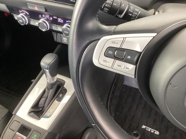 �X�e�A�����O���葤�ɃI�[�f�B�I�֘A�̃R���g���[���X�C�b�`��z�u���Ă��܂��B���쎞�͎�������炷���ƂȂ��^�]�ɏW���ł��܂��B