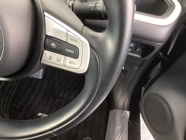 �X�e�A�����O�z�C�[���̉E�����N���[�Y�R���g���[���X�C�b�`�ł��B�A�N�Z���y�_���𓥂܂��Ɉ�葖�s���o����̂ŁA�������H�ł̑��s���O�b�Ɖ��K�ɂȂ�܂��B