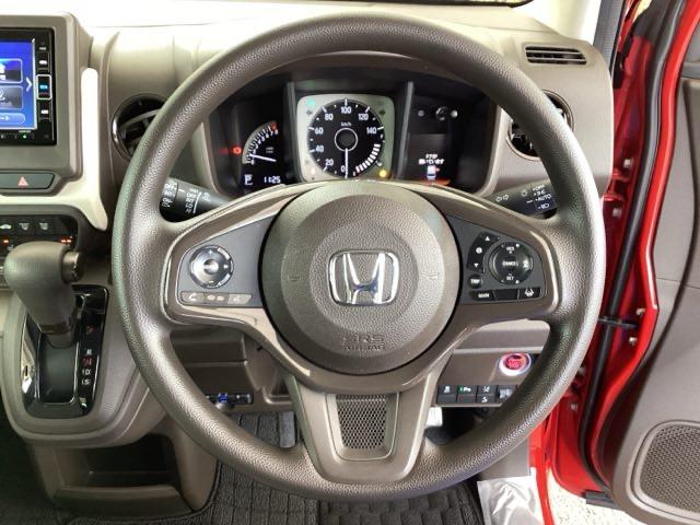 �n���h���̉E���ɂ���{�^���������N���[�Y�R���g���[���ł��B�A�N�Z���y�_���𓥂܂��ɐݒ葬�x���L�[�v�B�������H�ł̃h���C�u�����N�ɁB�܂��A���ɃI�[�f�B�I�����R���X�C�b�`������܂��B