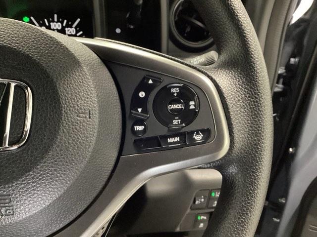 �X�e�A�����O�z�C�[���̉E�����N���[�Y�R���g���[���X�C�b�`�ł��B�A�N�Z���y�_���𓥂܂��Ɉ�葖�s���o����̂ŁA�������H�ł̑��s���O�b�Ɖ��K�ɂȂ�܂��B