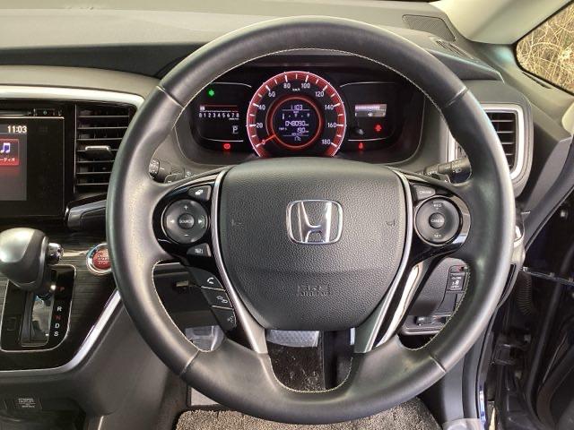 �{�v�n���h���̌��ɂ͂V���p�h���V�t�g������܂��B�w��ő��鎖�ŁA�}�j���A���Ԋ��o�̃V�t�g�`�F���W���y���߂܂��B�܂��A�E�ɃN���[�Y�R���g���[���A���ɃI�[�f�B�I�����R���X�C�b�`������܂��B