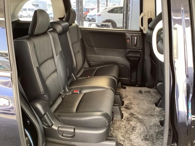 �Q��ڃV�[�g�́A�x���`�V�[�g�ŁA���E���ꂼ��O��ɃX���C�h�ł��A�܂��A�܂肽���ގ����ł��܂��I