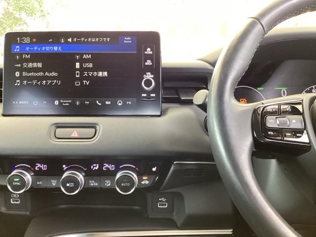 ヴェゼル ｅ：ＨＥＶＺ　ナビ　Ｒカメラ　ブルートゥース　フルセグＴＶ　Ｓヒータ　定期点検記録簿　電動テールゲート　サイドエアバッグ　後カメラ　前後障害物センサー　横滑防止装置　エアコン　ＬＥＤヘットライト　パワステ　ＡＢＳ（3枚目）