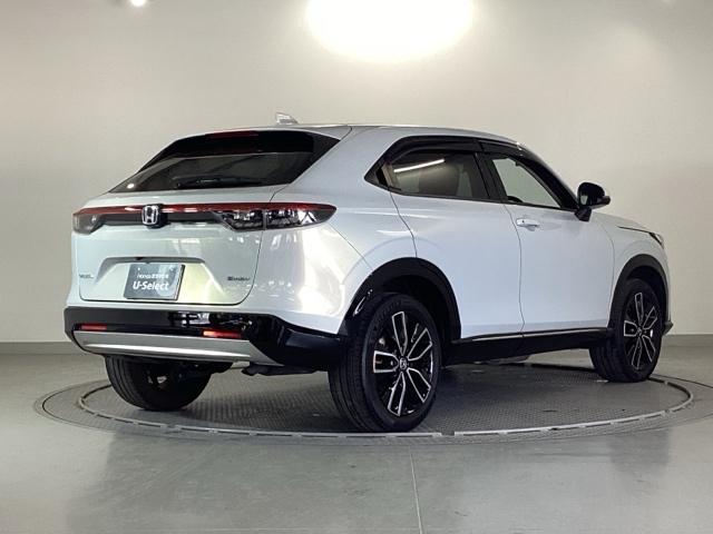 ヴェゼル ｅ：ＨＥＶＺ　ナビ　Ｒカメラ　ブルートゥース　フルセグＴＶ　Ｓヒータ　定期点検記録簿　電動テールゲート　サイドエアバッグ　後カメラ　前後障害物センサー　横滑防止装置　エアコン　ＬＥＤヘットライト　パワステ　ＡＢＳ（8枚目）