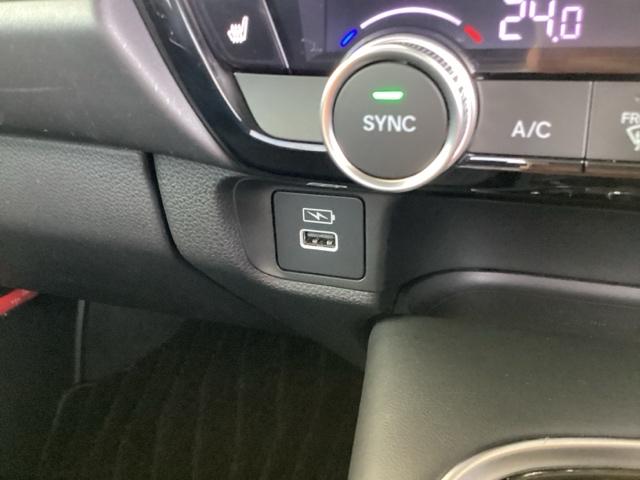 ヴェゼル ｅ：ＨＥＶＺ　ナビ　Ｒカメラ　ブルートゥース　フルセグＴＶ　Ｓヒータ　定期点検記録簿　電動テールゲート　サイドエアバッグ　後カメラ　前後障害物センサー　横滑防止装置　エアコン　ＬＥＤヘットライト　パワステ　ＡＢＳ（15枚目）