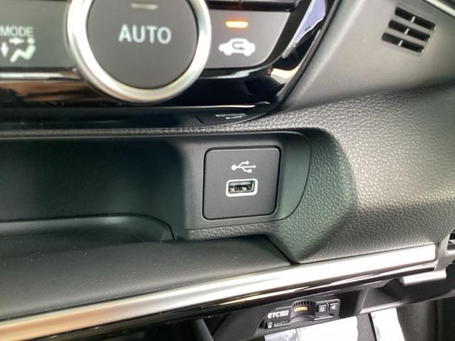 ヴェゼル ｅ：ＨＥＶＺ　ナビ　Ｒカメラ　ブルートゥース　フルセグＴＶ　Ｓヒータ　定期点検記録簿　電動テールゲート　サイドエアバッグ　後カメラ　前後障害物センサー　横滑防止装置　エアコン　ＬＥＤヘットライト　パワステ　ＡＢＳ（16枚目）