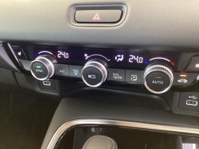 ヴェゼル ｅ：ＨＥＶＺ　ナビ　Ｒカメラ　ブルートゥース　フルセグＴＶ　Ｓヒータ　定期点検記録簿　電動テールゲート　サイドエアバッグ　後カメラ　前後障害物センサー　横滑防止装置　エアコン　ＬＥＤヘットライト　パワステ　ＡＢＳ（18枚目）