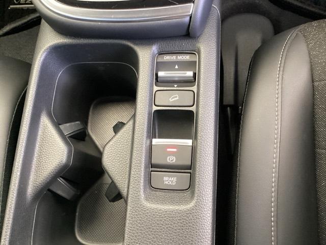 ヴェゼル ｅ：ＨＥＶＺ　ナビ　Ｒカメラ　ブルートゥース　フルセグＴＶ　Ｓヒータ　定期点検記録簿　電動テールゲート　サイドエアバッグ　後カメラ　前後障害物センサー　横滑防止装置　エアコン　ＬＥＤヘットライト　パワステ　ＡＢＳ（20枚目）