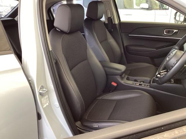 ヴェゼル ｅ：ＨＥＶＺ　ナビ　Ｒカメラ　ブルートゥース　フルセグＴＶ　Ｓヒータ　定期点検記録簿　電動テールゲート　サイドエアバッグ　後カメラ　前後障害物センサー　横滑防止装置　エアコン　ＬＥＤヘットライト　パワステ　ＡＢＳ（21枚目）