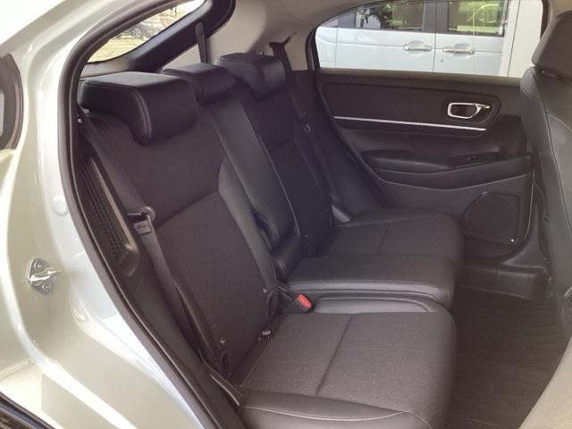 ヴェゼル ｅ：ＨＥＶＺ　ナビ　Ｒカメラ　ブルートゥース　フルセグＴＶ　Ｓヒータ　定期点検記録簿　電動テールゲート　サイドエアバッグ　後カメラ　前後障害物センサー　横滑防止装置　エアコン　ＬＥＤヘットライト　パワステ　ＡＢＳ（22枚目）