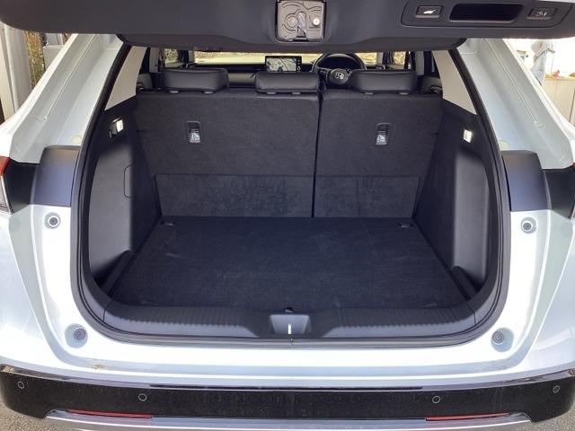 ヴェゼル ｅ：ＨＥＶＺ　ナビ　Ｒカメラ　ブルートゥース　フルセグＴＶ　Ｓヒータ　定期点検記録簿　電動テールゲート　サイドエアバッグ　後カメラ　前後障害物センサー　横滑防止装置　エアコン　ＬＥＤヘットライト　パワステ　ＡＢＳ（28枚目）