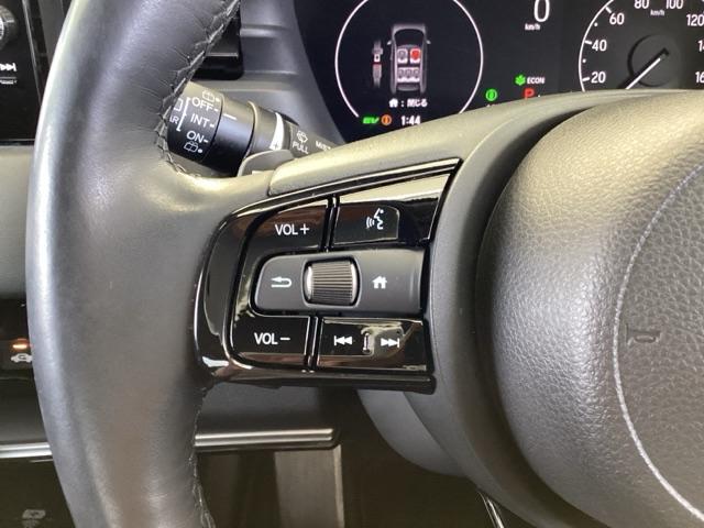 ヴェゼル ｅ：ＨＥＶＺ　ナビ　Ｒカメラ　ブルートゥース　フルセグＴＶ　Ｓヒータ　定期点検記録簿　電動テールゲート　サイドエアバッグ　後カメラ　前後障害物センサー　横滑防止装置　エアコン　ＬＥＤヘットライト　パワステ　ＡＢＳ（50枚目）