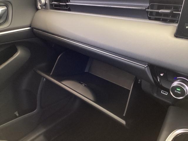 ヴェゼル ｅ：ＨＥＶＺ　ナビ　Ｒカメラ　ブルートゥース　フルセグＴＶ　Ｓヒータ　定期点検記録簿　電動テールゲート　サイドエアバッグ　後カメラ　前後障害物センサー　横滑防止装置　エアコン　ＬＥＤヘットライト　パワステ　ＡＢＳ（51枚目）