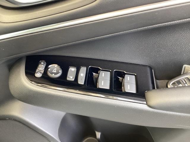 ヴェゼル ｅ：ＨＥＶＺ　ナビ　Ｒカメラ　ブルートゥース　フルセグＴＶ　Ｓヒータ　定期点検記録簿　電動テールゲート　サイドエアバッグ　後カメラ　前後障害物センサー　横滑防止装置　エアコン　ＬＥＤヘットライト　パワステ　ＡＢＳ（53枚目）