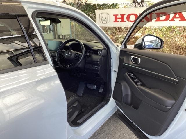 ヴェゼル ｅ：ＨＥＶＺ　ナビ　Ｒカメラ　ブルートゥース　フルセグＴＶ　Ｓヒータ　定期点検記録簿　電動テールゲート　サイドエアバッグ　後カメラ　前後障害物センサー　横滑防止装置　エアコン　ＬＥＤヘットライト　パワステ　ＡＢＳ（54枚目）