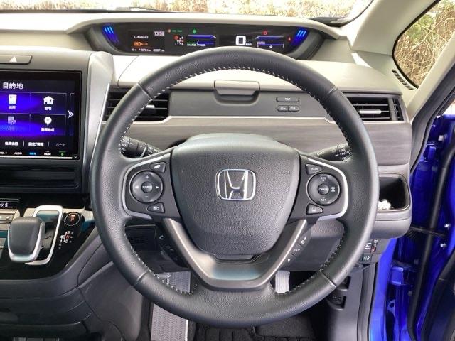 �{�v�n���h���̉E���ɂ���{�^���������N���[�Y�R���g���[���ł��B�A�N�Z���y�_���𓥂܂��ɐݒ葬�x���L�[�v�B�������H�ł̃h���C�u�����N�ɁB�܂��A���ɃI�[�f�B�I�����R���X�C�b�`������܂��B