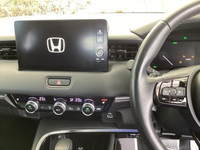 ヴェゼル ｅ：ＨＥＶＺ　純正メモリーナビ　ドラレコ　リアカメラ　Ｓヒータ　地デジフルセグＴＶ　定期点検記録簿　電動テールゲート　サイドエアバッグ　後カメラ　前後障害物センサー　横滑防止装置　エアコン　ＬＥＤヘットライト（3枚目）