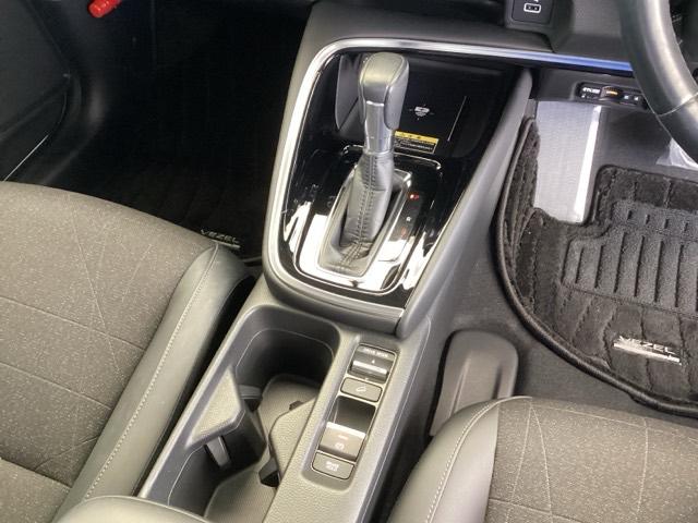 ヴェゼル ｅ：ＨＥＶＺ　純正メモリーナビ　ドラレコ　リアカメラ　Ｓヒータ　地デジフルセグＴＶ　定期点検記録簿　電動テールゲート　サイドエアバッグ　後カメラ　前後障害物センサー　横滑防止装置　エアコン　ＬＥＤヘットライト（13枚目）