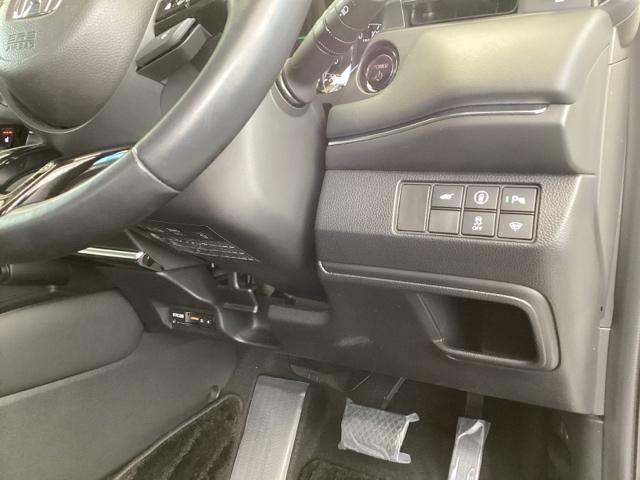 ヴェゼル ｅ：ＨＥＶＺ　純正メモリーナビ　ドラレコ　リアカメラ　Ｓヒータ　地デジフルセグＴＶ　定期点検記録簿　電動テールゲート　サイドエアバッグ　後カメラ　前後障害物センサー　横滑防止装置　エアコン　ＬＥＤヘットライト（15枚目）