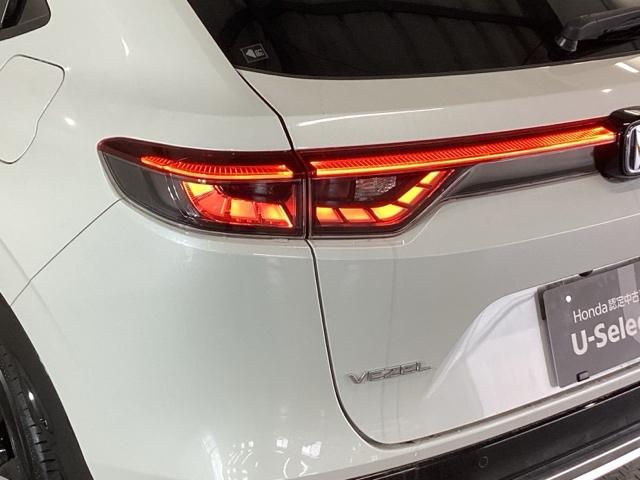 ヴェゼル ｅ：ＨＥＶＺ　純正メモリーナビ　ドラレコ　リアカメラ　Ｓヒータ　地デジフルセグＴＶ　定期点検記録簿　電動テールゲート　サイドエアバッグ　後カメラ　前後障害物センサー　横滑防止装置　エアコン　ＬＥＤヘットライト（28枚目）