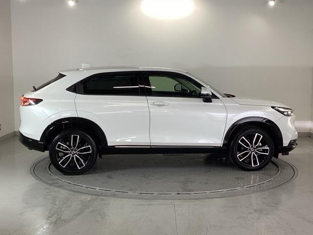 ヴェゼル ｅ：ＨＥＶＺ　純正メモリーナビ　ドラレコ　リアカメラ　Ｓヒータ　地デジフルセグＴＶ　定期点検記録簿　電動テールゲート　サイドエアバッグ　後カメラ　前後障害物センサー　横滑防止装置　エアコン　ＬＥＤヘットライト（32枚目）