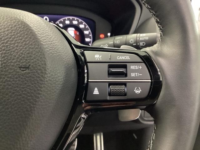 �X�e�A�����O�E�葤�Ɉ��S�^�]�x���@�\�̃z���_�Z���V���O���R���g���[������X�C�b�`�A���葤�ɃI�[�f�B�I�֘A�̃R���g���[���X�C�b�`��z�u�A��������炷���ƂȂ��^�]�ɏW���ł��܂�