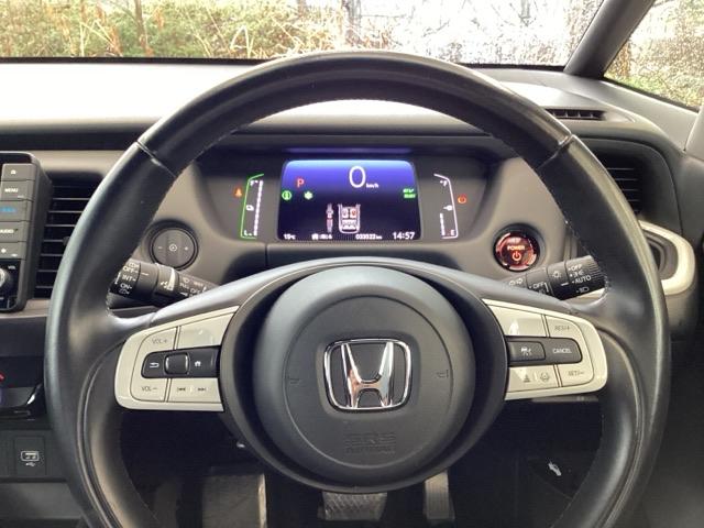 フィット ｅ：ＨＥＶホーム　ナビ　Ｒカメラ　ブルートゥース　フルセグＴＶ　フルセグ地デジＴＶ　助手席エアバック　衝突軽減ブレ－キ　前後障害物センサー　アクティブクルーズコントロール　ＤＶＤ再生可　ＥＴＣ付　整備記録簿　ＵＳＢ（19枚目）