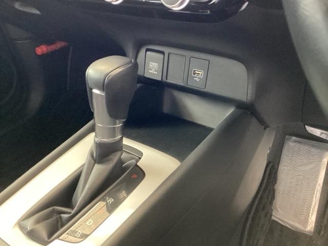 フィット ｅ：ＨＥＶホーム　ナビ　Ｒカメラ　ブルートゥース　フルセグＴＶ　フルセグ地デジＴＶ　助手席エアバック　衝突軽減ブレ－キ　前後障害物センサー　アクティブクルーズコントロール　ＤＶＤ再生可　ＥＴＣ付　整備記録簿　ＵＳＢ（50枚目）